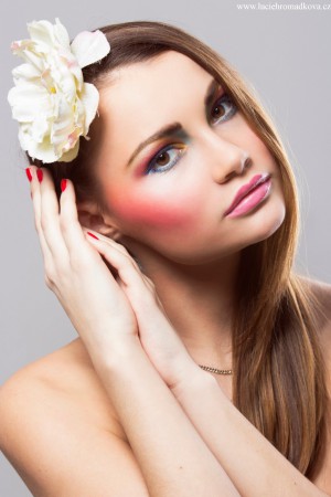 Photo make-up výrazné barevné líčení, modelka Natálka.